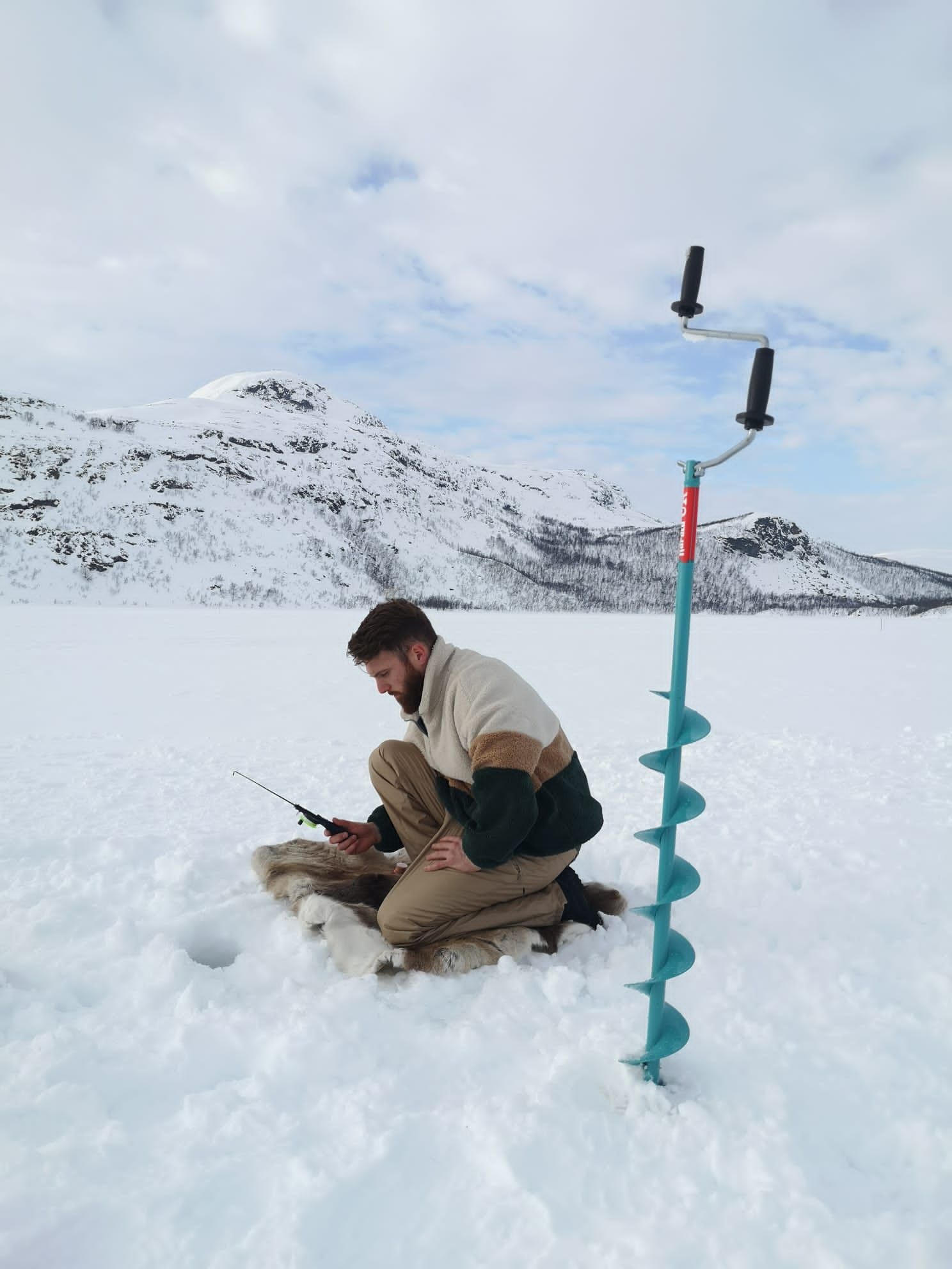 Jason pêchant sous la glace