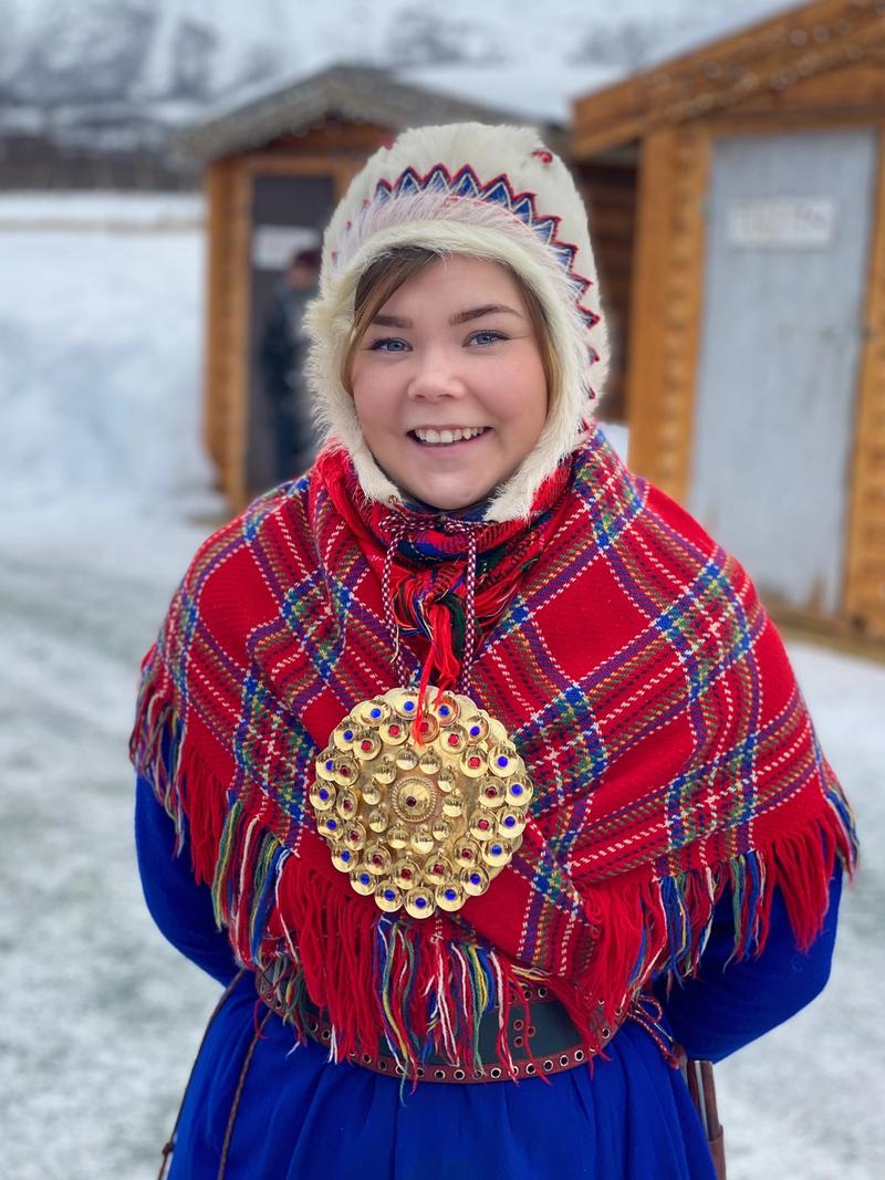 Photo d'une samie en habit traditionnel (gákti)