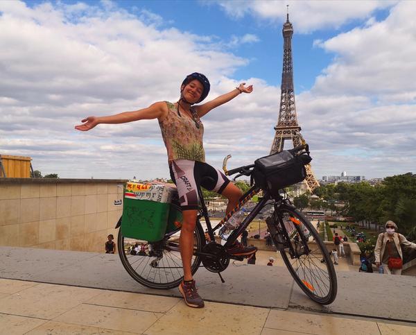 Olivia et son vélo devant la Tour Eiffel