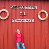 Portrait de Carolyn devant un bâtiment de Bjørnøya