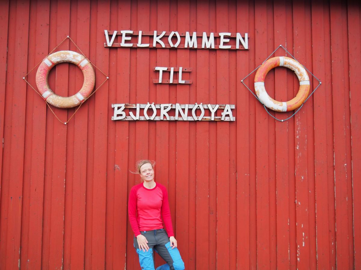 Portrait de Carolyn devant un bâtiment de Bjørnøya