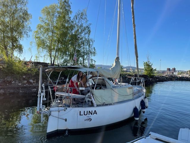 Armelle sur son bateau avec Oslo en fond