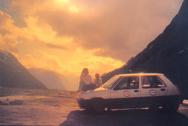 Vielle photo d'une R5 avec les fjords et le soleil couchant