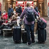 Adulte avec 4 valises