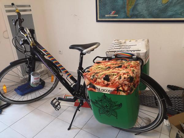 Vélo d'Olivia avec ses sacoches faites maison