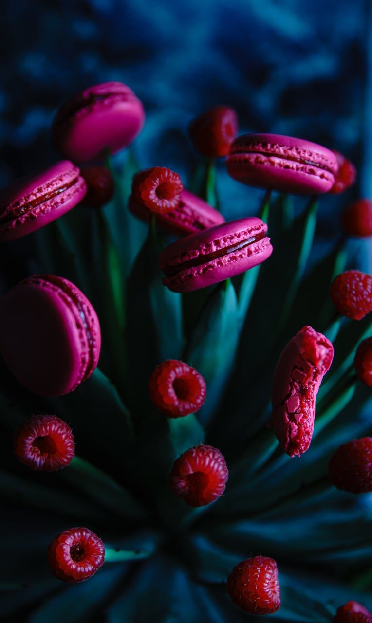 Photo stylée de macarons framboise