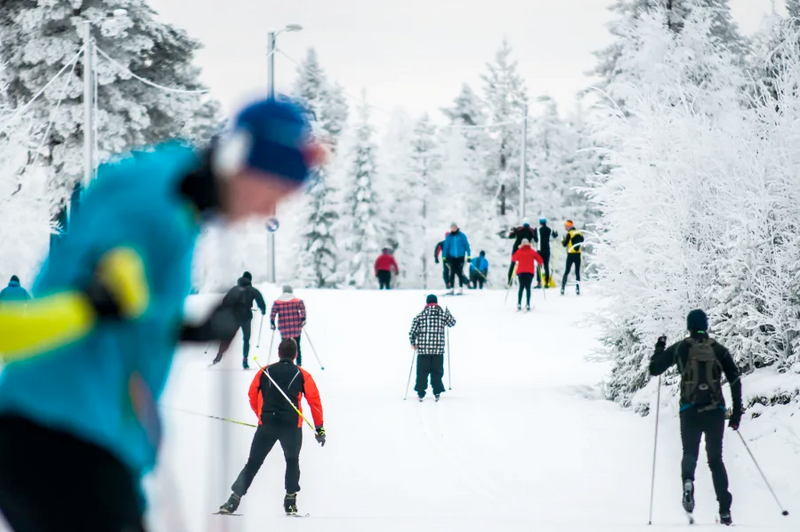 Plein de personnes faisant du ski de fond