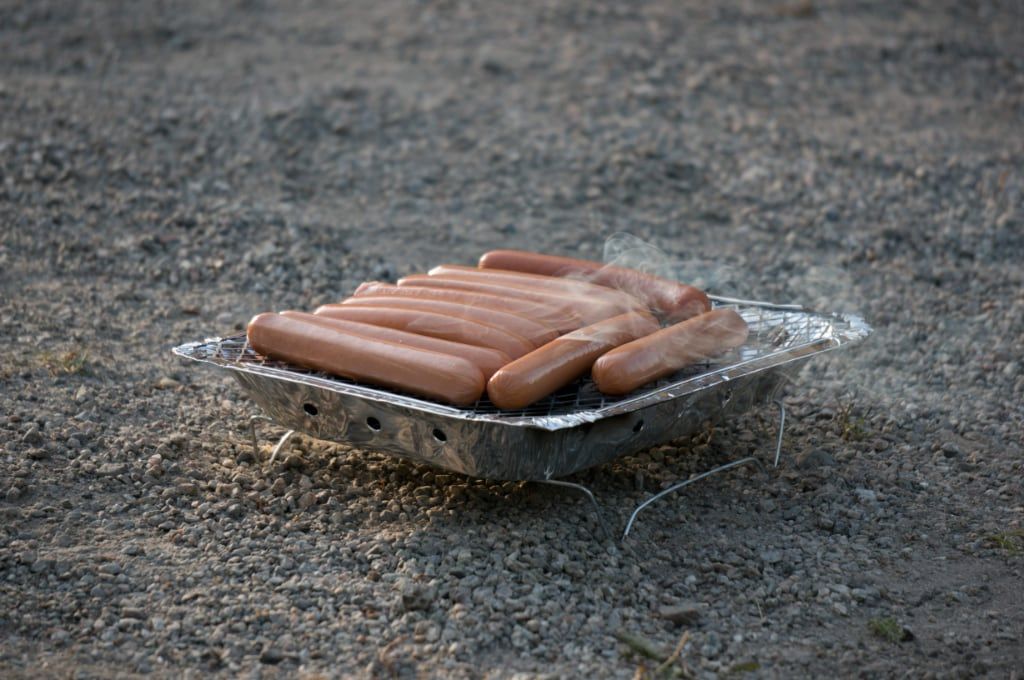 Saucisses sur un engangsgrill