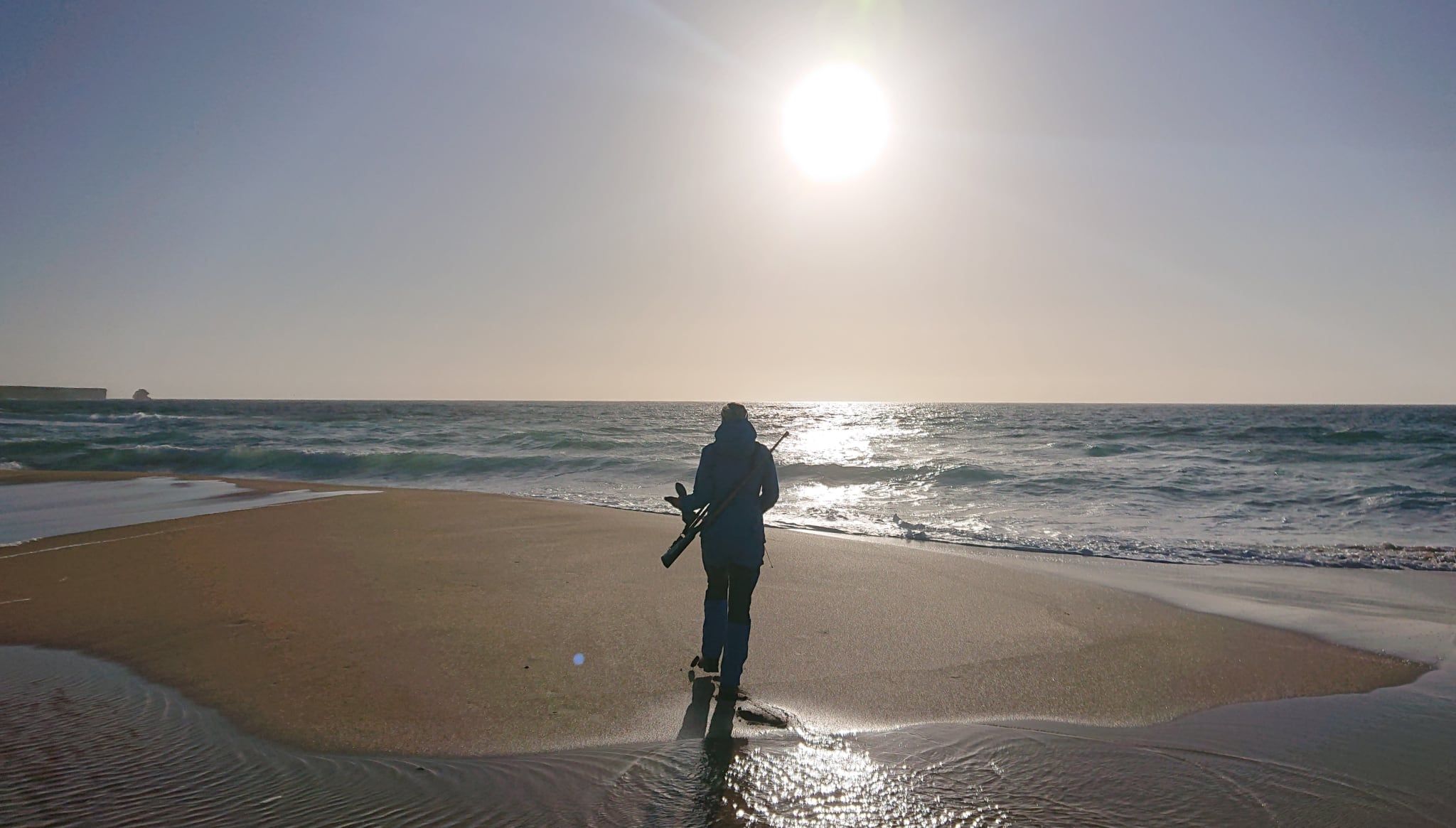 Sur la plage, jamais sans le fusil