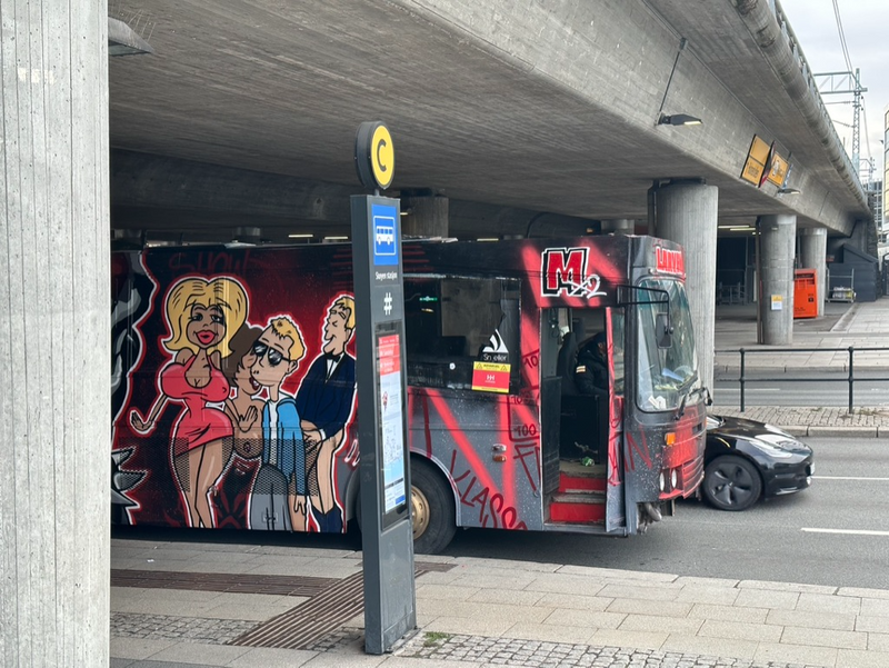 « Russebuss » avec des décorations douteuses garé devant la gare de Skøyen à Oslo