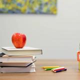 Livres et jouets sur une table