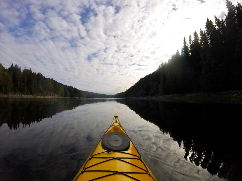 Kayak jaune sur un lac