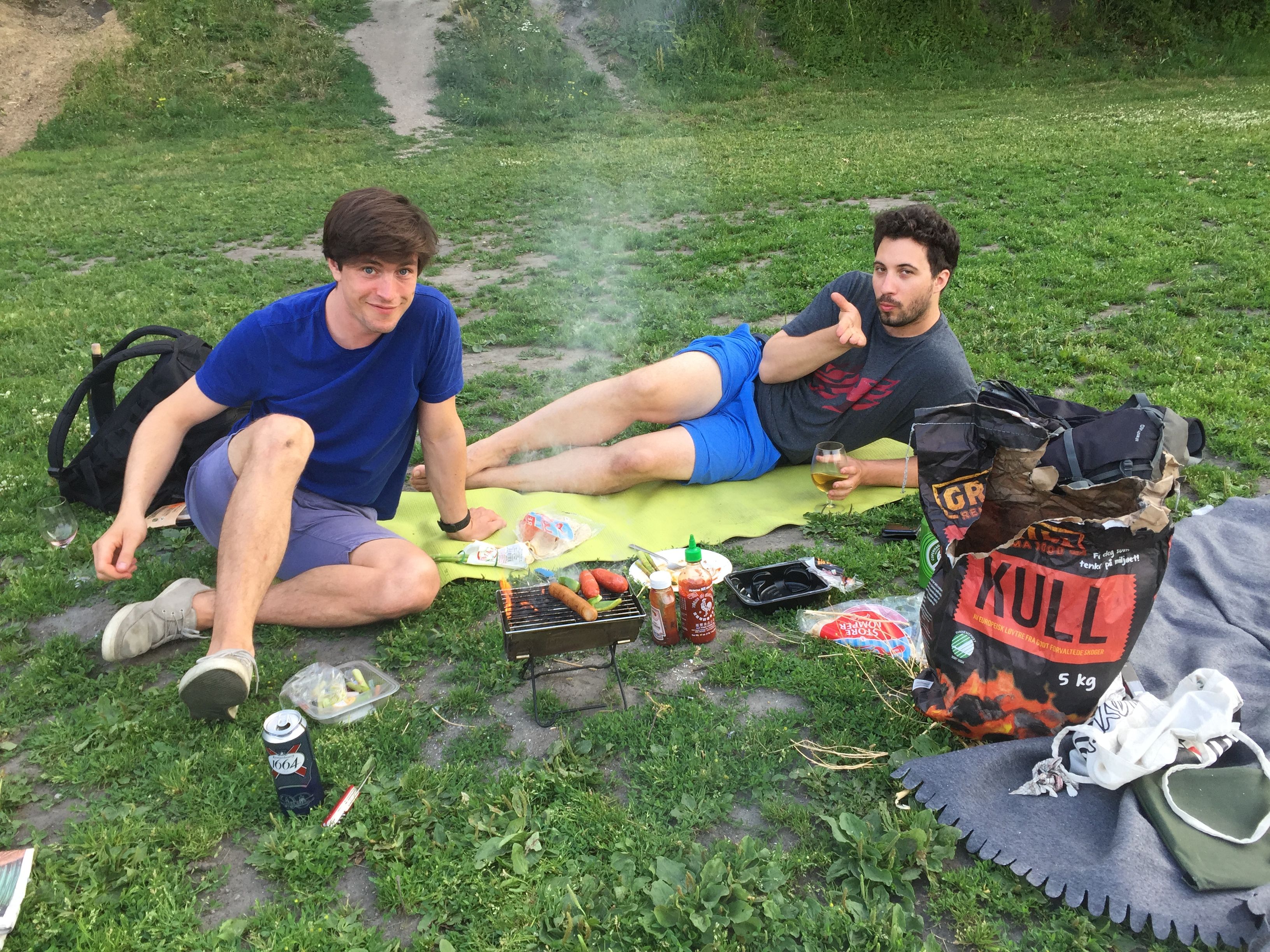 Deux jeunes gens utilisant un barbecue réutilisable