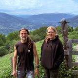 Nathalie et Philippe avec la vallée en arrière-plan