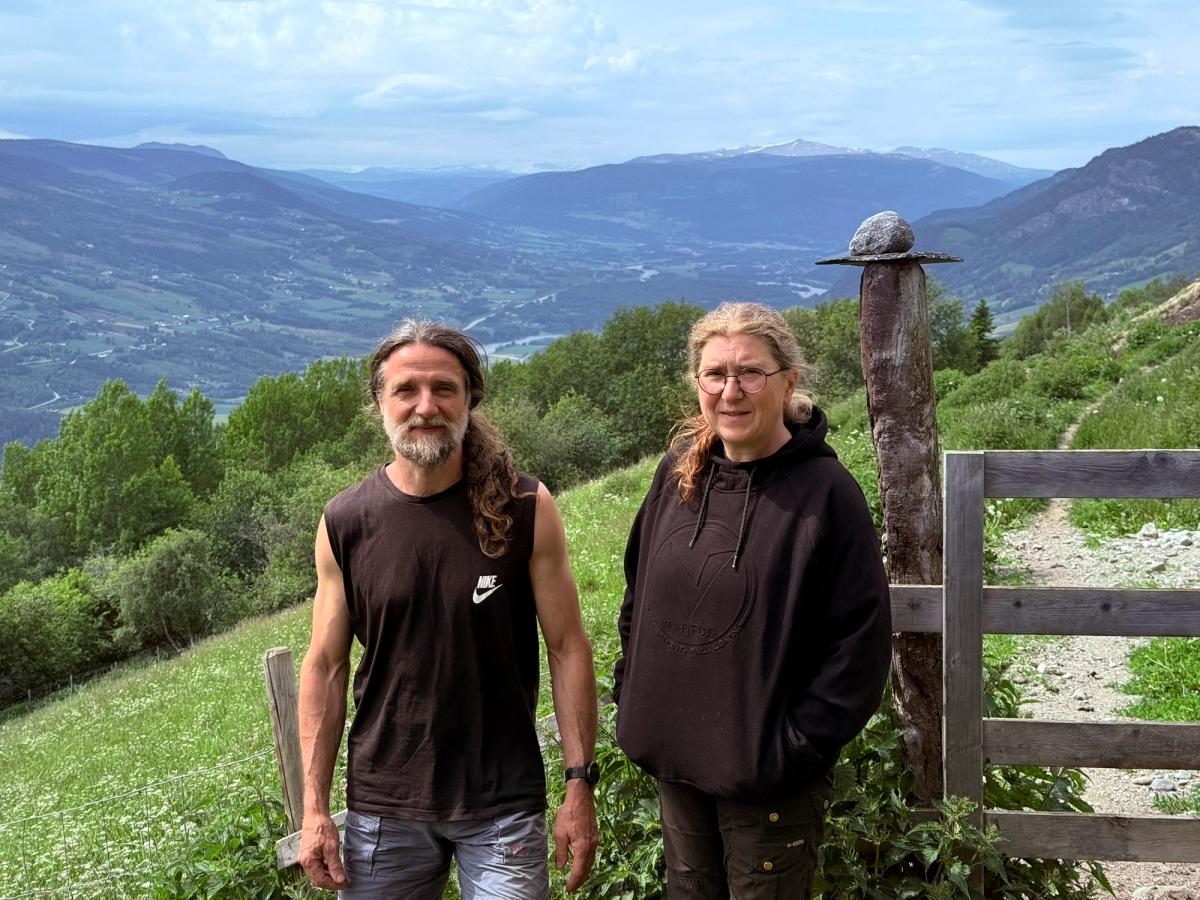 Nathalie et Philippe avec la vallée en arrière-plan