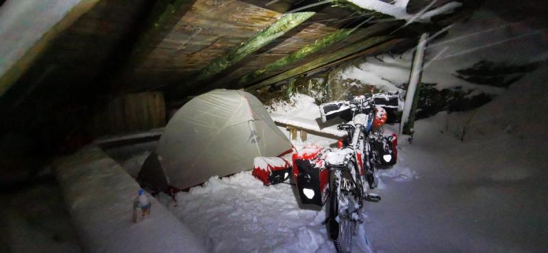 Tente et vélo sous la neige