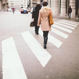 Personnes travaersant sur un passage clouté