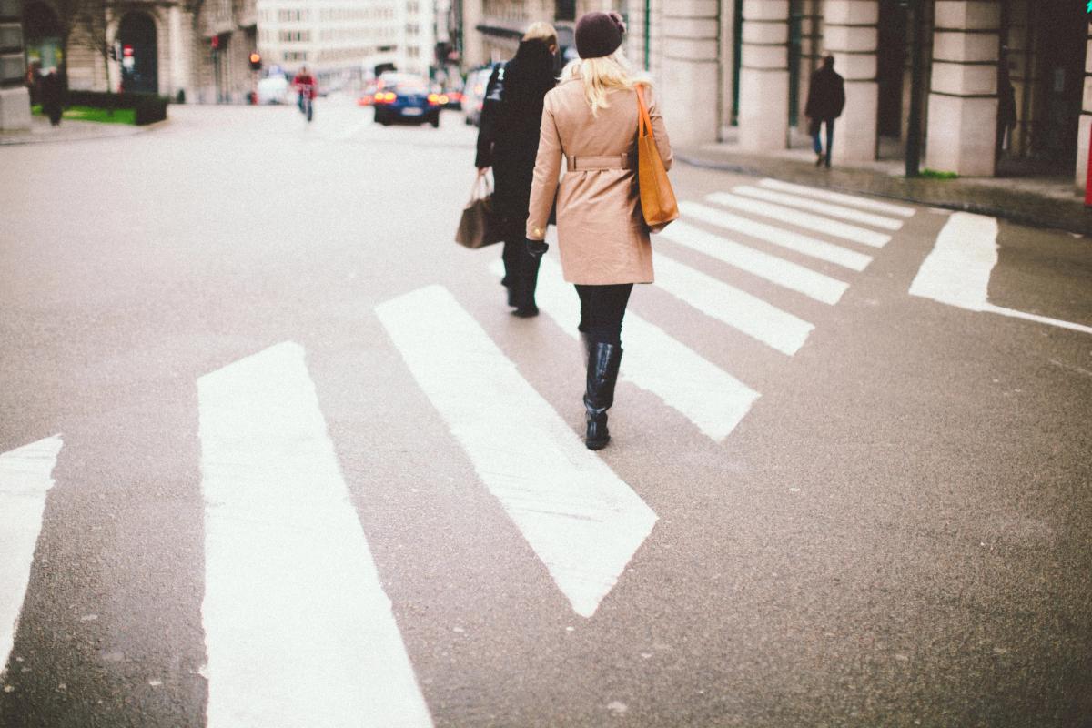 Personnes travaersant sur un passage clouté