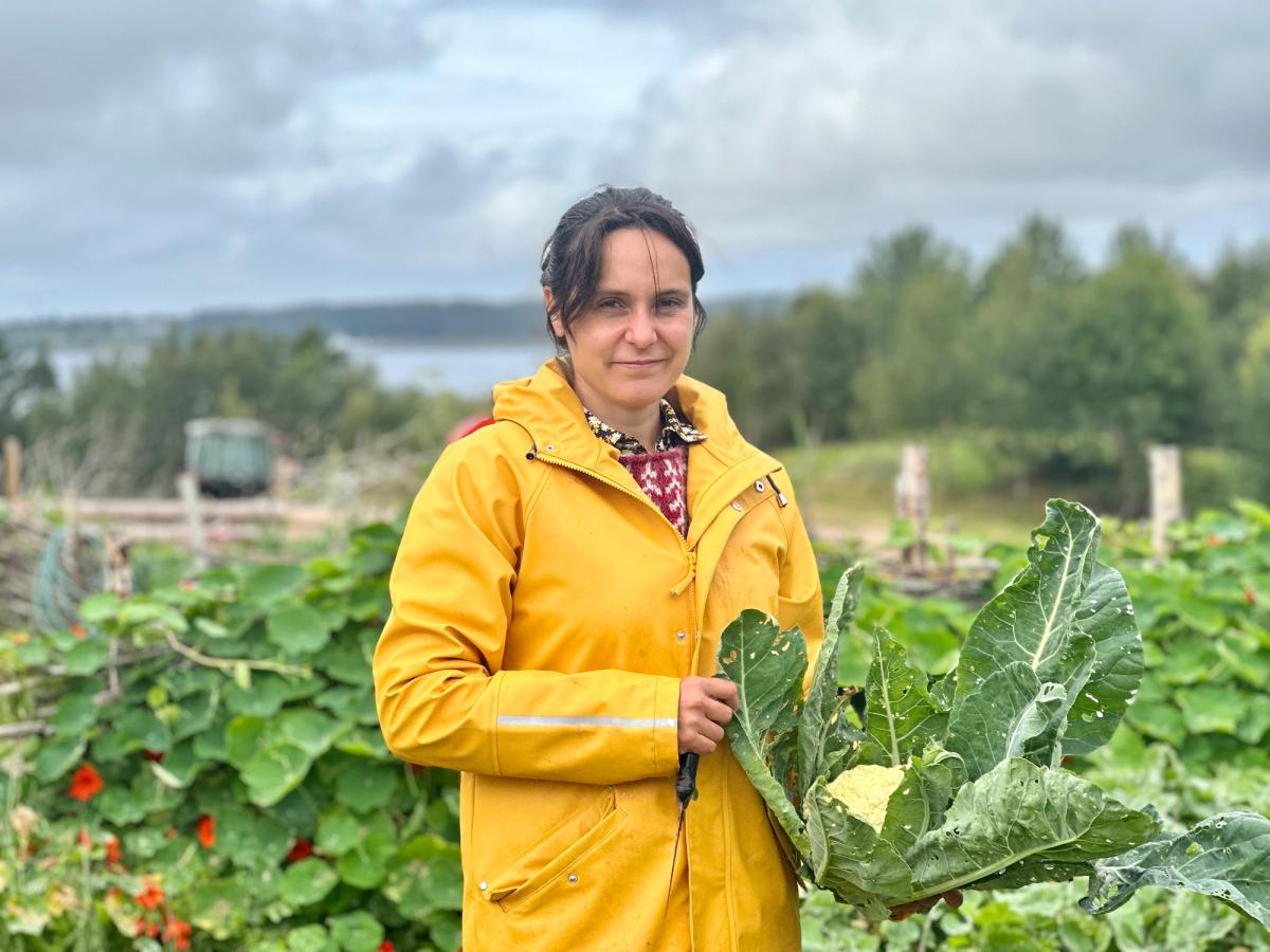 Portrait de Sarah avec un chou-fleur dans les mains