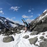 Marion et Tristan sur de la neige avec les skis sur le dos