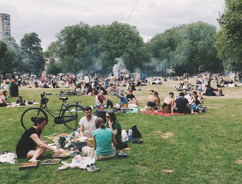 Parc urbain avec de nombreuses personnes faisant un barbecue