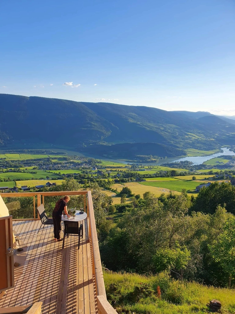Vue sur la vallée avec soleil couchant