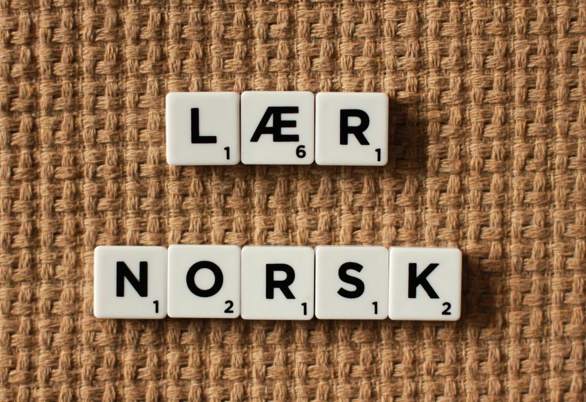 Pièce de scrabble donnant « Lær Norsk » soit « Apprendre le norvégien »