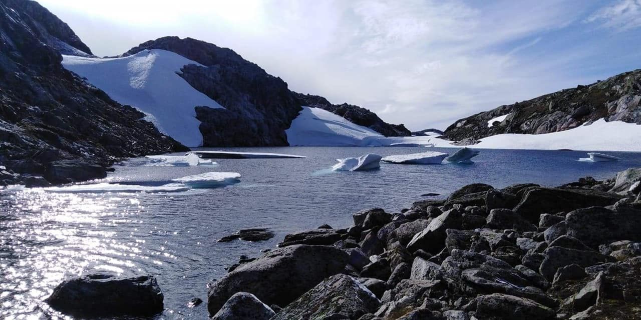 Lac avec névés autour