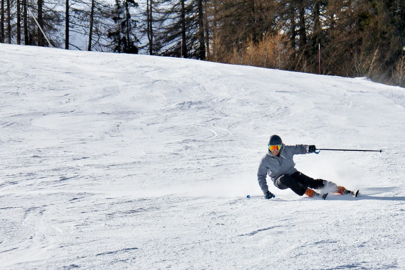 Skieur alpin en plein descente