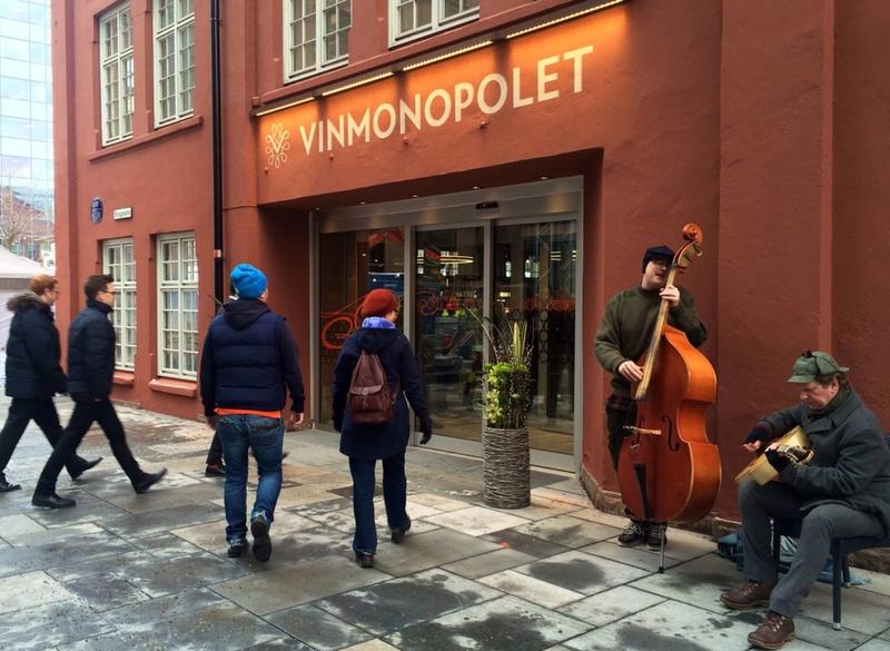 Personnes faisant la queue devant un Vinmonopolet