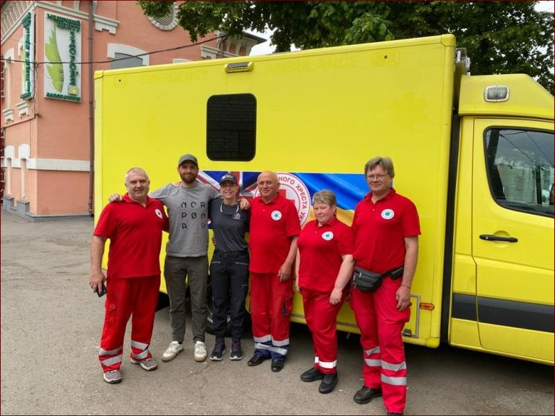 Vincent en Ukraine devant l'ambulance