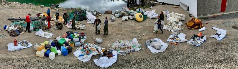 Équipe en train de trier des déchets