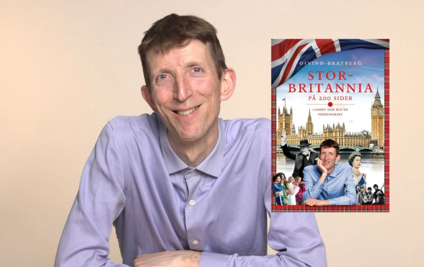 En smilende Øivind Bratberg sitter foran en lys bakgrunn ved siden av omslaget til boken «Storbritannia på 200 sider».