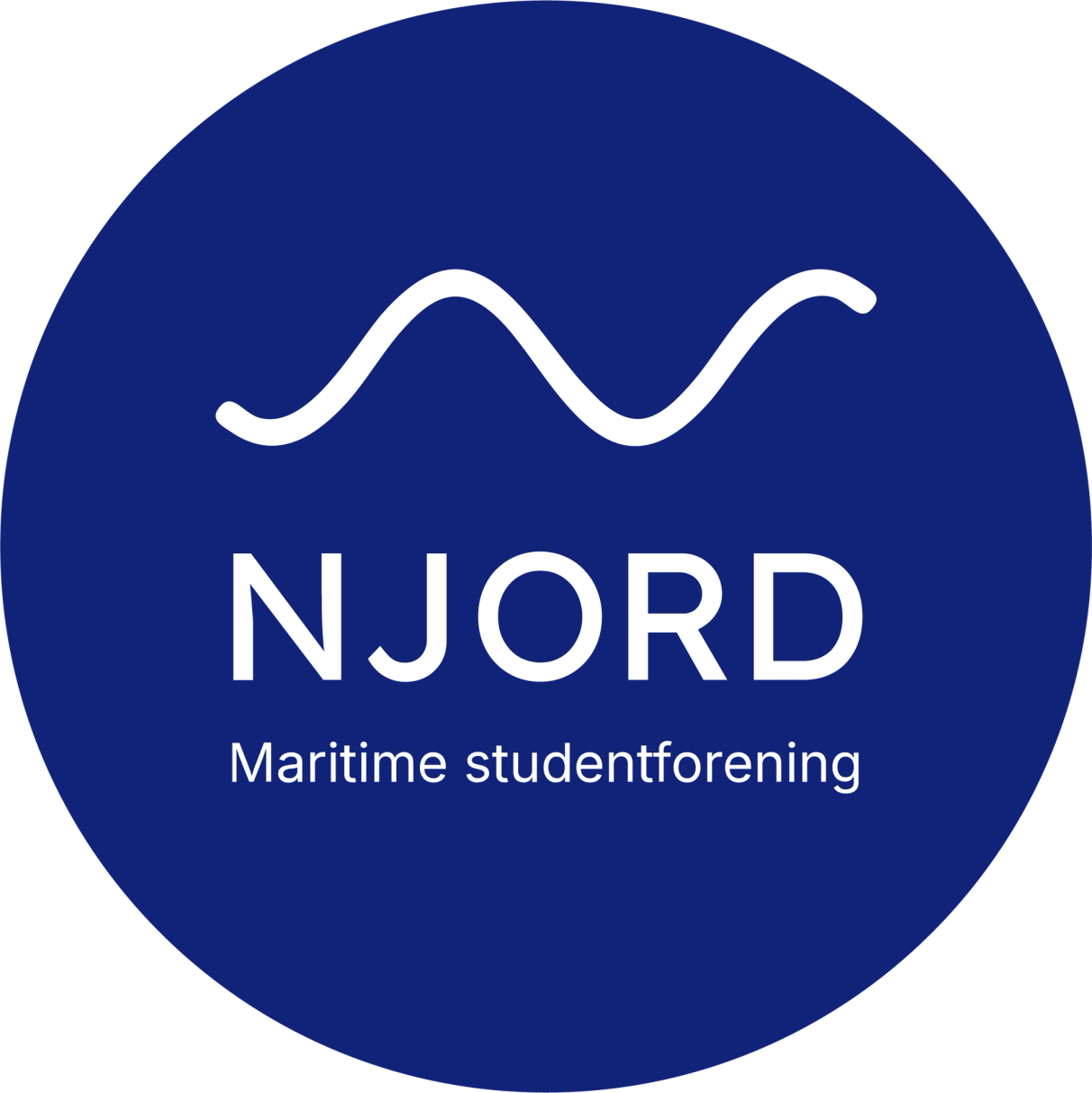 Logoen til NJORD Maritime studentforening, med en hvit bølgelinje og tekst på mørkeblå bakgrunn.