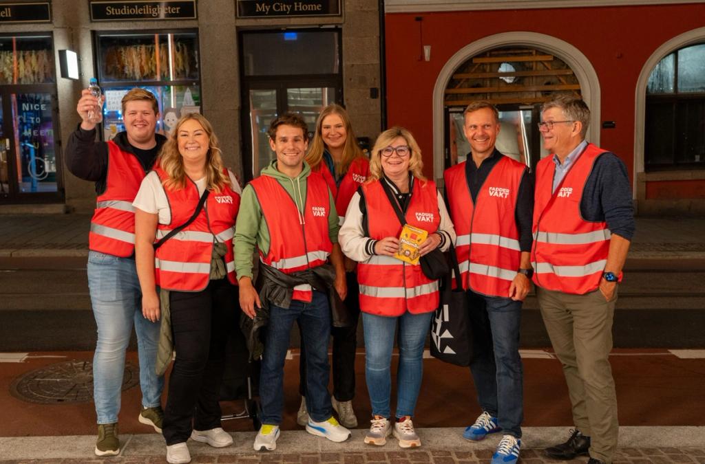 Faddervakter med røde refleksvester går faddervakt i Oslo sentrum