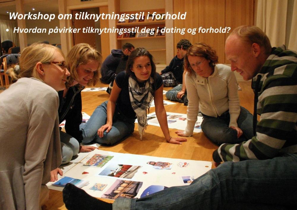 En gruppe unge voksne sitter på gulvet i en sal og jobber sammen med plakater og bilder under en workshop om tilknytningsstil i forhold, mens teksten på veggen spør hvordan tilknytningsstil påvirker dating og forhold.