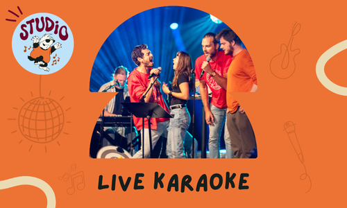 Fire unge voksne synger sammen på en scene under et live karaoke-arrangement, omgitt av fargerike scenelys og et oransje grafisk design med teksten «LIVE KARAOKE».