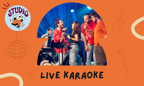 Fire unge voksne synger sammen på en scene under et live karaoke-arrangement, omgitt av fargerike scenelys og et oransje grafisk design med teksten «LIVE KARAOKE».