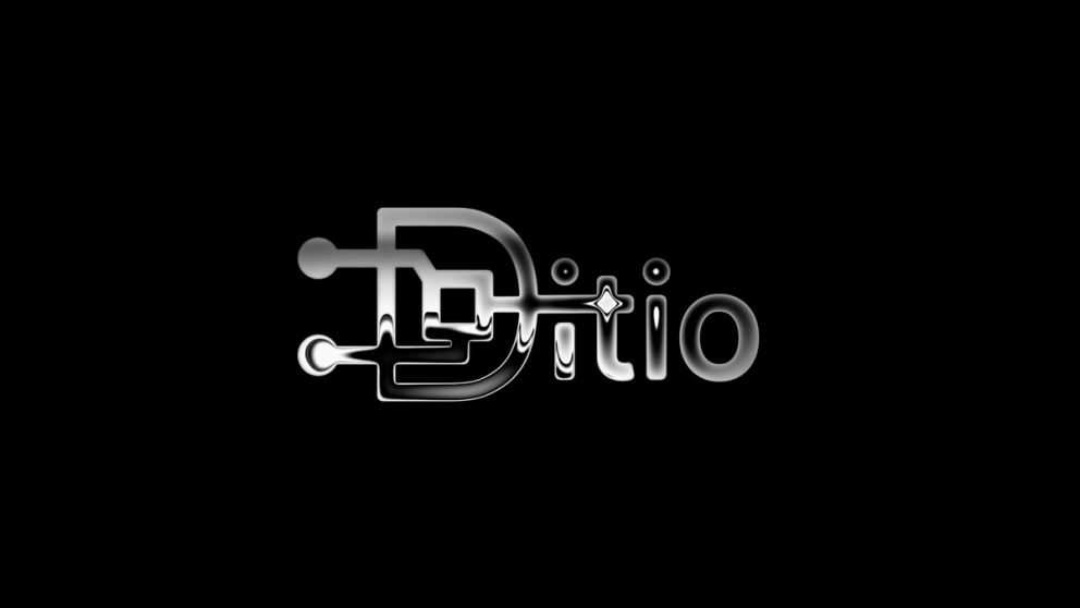 Et futuristisk, sølvfarget logo med ordet «Ditio» i glansfull metallisk stil på svart bakgrunn, der bokstaven D er utformet som et digitalt kretskort.