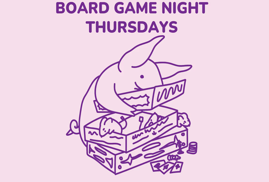 Illustrasjon i lilla på rosa bakgrunn av en elefant som spiller et brettspill med små mus. Øverst står teksten «BOARD GAME NIGHT THURSDAYS».