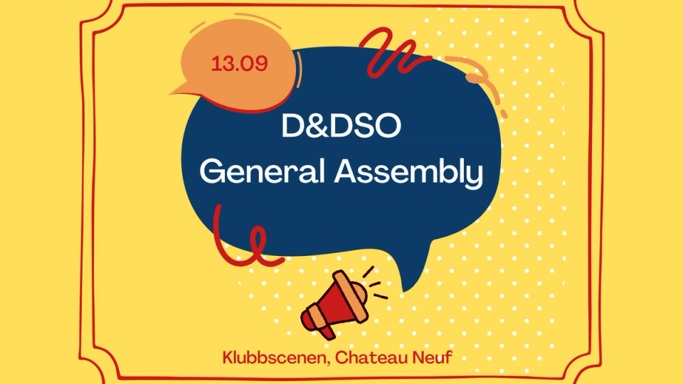 Gul arrangementsplakat for D&DSOs generalforsamling 13.09 på Klubbscenen, Chateau Neuf, illustrert med snakkebobler og en megafon.