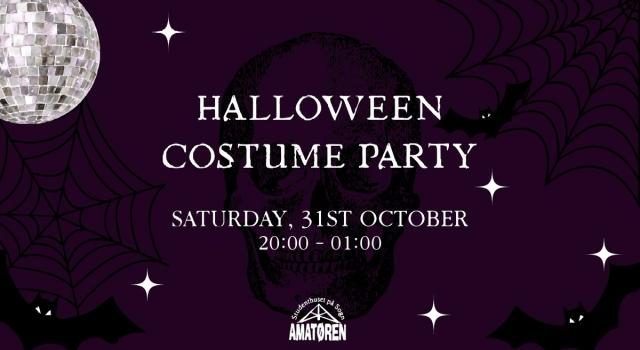 Plakat for Halloween-kostymefest lørdag 31. oktober kl. 20.00–01.00, med hodeskalle, spindelvev, flaggermus og diskokule på mørkelilla bakgrunn.