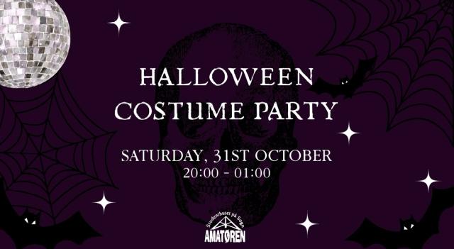 Plakat for Halloween-kostymefest lørdag 31. oktober kl. 20.00–01.00, med hodeskalle, spindelvev, flaggermus og diskokule på mørkelilla bakgrunn.