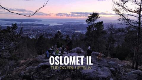 Turgåere på en fjelltopp med utsikt over Oslo og fjorden i solnedgangen. Teksten «OSLOMET IL – TUR OG FRILUFTSLIV» står over bildet.