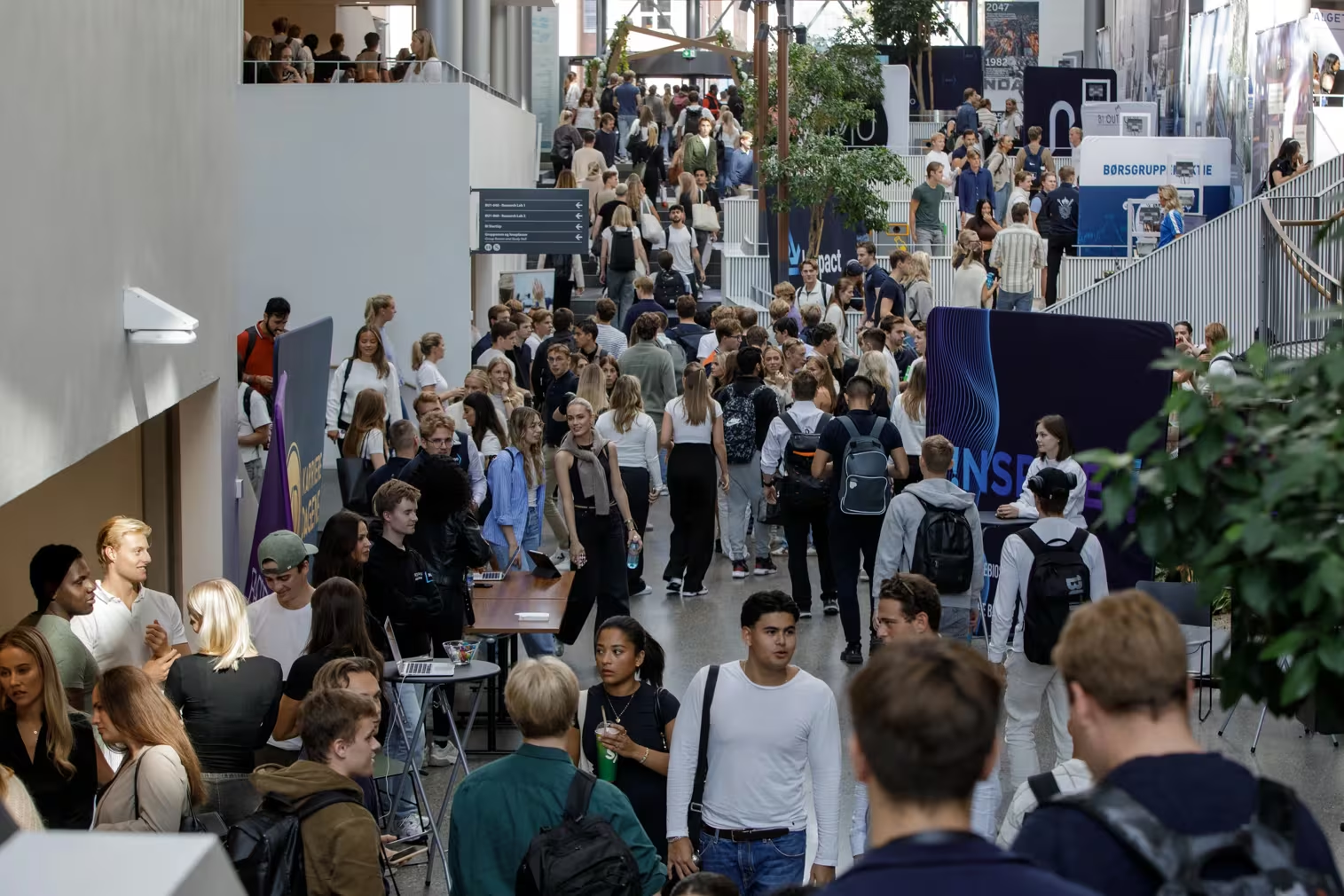 Bildet viser studenter som besøker Foreningsdagen for å bli kjent med ulike foreninger, aktiviteter og engasjementsmuligheter i Oslo.