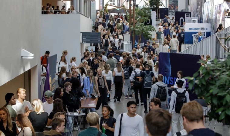 Bildet viser studenter som besøker Foreningsdagen for å bli kjent med ulike foreninger, aktiviteter og engasjementsmuligheter i Oslo.