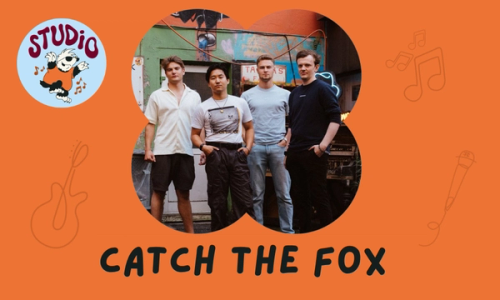 Fire unge menn står side om side foran en fargerik bakgrunn, omgitt av en oransje grafikk med tegninger av instrumenter og teksten «Catch the Fox».