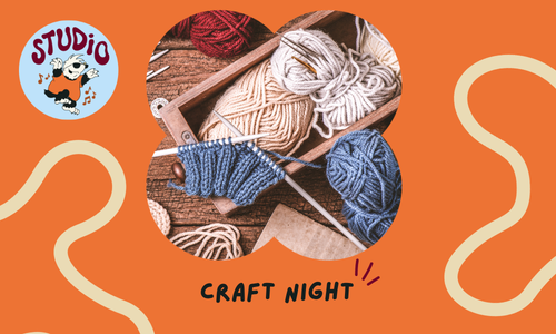 Illustrasjon med garnnøster og strikkepinner på et bord, med teksten «Craft Night» på en oransje bakgrunn og en liten logo øverst til venstre.