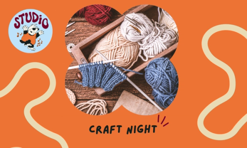 Illustrasjon med garnnøster og strikkepinner på et bord, med teksten «Craft Night» på en oransje bakgrunn og en liten logo øverst til venstre.