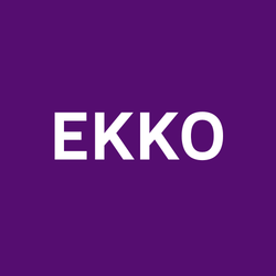 Lilla bakgrunn med hvit, fet tekst i midten som sier «EKKO».
